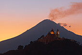 Kirche Nuestra Senora de los Remedios am Vulkan Popocatepetl, Cholula, Mexiko