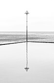 Eine Buhnenmarkierung spiegelt sich im Gezeitentümpel bei Ebbe, Leigh on Sea, Essex, England, Vereinigtes Königreich, Europa