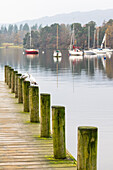 Ein ruhiger Morgen am Ambleside Pier, Windermere, Lake District National Park, UNESCO Weltkulturerbe, Cumbria, England, Vereinigtes Königreich, Europa