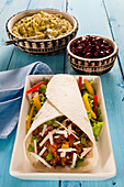 Hackfleisch-Taco in Mehl-Tortilla mit Guacamole und Bohnen,Mexiko,Nordamerika
