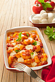 Gnocchi nach sorrentinischer Art mit Parmesan, Tomatensauce, Mozzarella und Basilikum, Kampanien, Italien, Europa