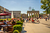 Blick auf das Brandenburger Tor,Restaurant und Besucher am Pariser Platz an einem sonnigen Tag,Mitte,Berlin,Deutschland,Europa