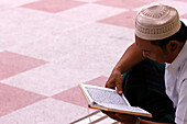 Muslimischer Mann liest einen Koran, Ho Chi Minh Stadt, Vietnam, Indochina, Südostasien, Asien