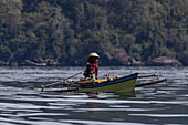 Fischer in einem Auslegerkanu, Insel Bangka, vor der nordöstlichen Spitze von Sulawesi, Indonesien, Südostasien, Asien