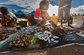 Verkäufer verkaufen frischen Fisch auf dem Fischmarkt in Sorong, der größten Stadt der indonesischen Provinz Südwest-Papua, Indonesien, Südostasien, Asien