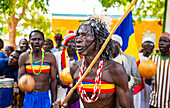 Männer tanzen bei einem Stammesfest, südlicher Tschad, Afrika