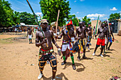 Männer tanzen bei einem Stammesfest,Südlicher Tschad,Afrika