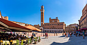 Blick auf Restaurants und den Palazzo Pubblico auf der Piazza del Campo, UNESCO-Weltkulturerbe, Siena, Toskana, Italien, Europa