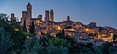 Blick auf die Skyline von San Gimignano in der Abenddämmerung, San Gimignano, UNESCO-Welterbe, Provinz Siena, Toskana, Italien, Europa