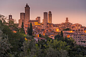 Blick auf die Skyline von San Gimignano in der Abenddämmerung, San Gimignano, UNESCO-Welterbe, Provinz Siena, Toskana, Italien, Europa