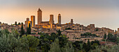 Blick auf die Skyline von San Gimignano bei Sonnenuntergang, San Gimignano, UNESCO-Welterbe, Provinz Siena, Toskana, Italien, Europa