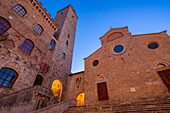 Blick auf den Dom von San Gimignano auf der Piazza del Duomo in der Abenddämmerung, San Gimignano, UNESCO-Weltkulturerbe, Provinz Siena, Toskana, Italien, Europa