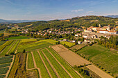 Blick von oben auf Ackerland, Landschaft und Stadt, Monterchi, Provinz Arezzo, Toskana, Italien, Europa