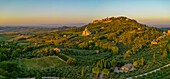Blick von oben auf Weinberge, Olivenhaine und Montepulciano bei Sonnenuntergang,Montepulciano,Toskana,Italien,Europa