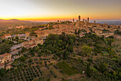 Blick von oben auf San Gimignano und die Stadt bei Sonnenuntergang,San Gimignano,Toskana,Italien,Europa