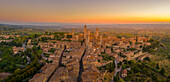 Blick von oben auf Dächer und Stadt bei Sonnenaufgang, San Gimignano, Toskana, Italien, Europa