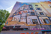 Blick auf verschnörkelte Wandkunst an der Friedrichstraße,Berlin,Deutschland,Europa