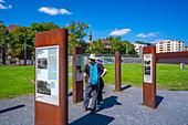 Blick auf Besucher der Gedenkstätte Berliner Mauer, Gedenkstätte Park, Bernauer Straße, Berlin, Deutschland, Europa