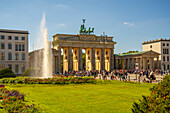 Blick auf das Brandenburger Tor und Besucher am Pariser Platz an einem sonnigen Tag,Mitte,Berlin,Deutschland,Europa