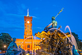 Blick auf das Rote Rathaus und den Neptunbrunnen in der Abenddämmerung,Panoramastrasse,Berlin,Deutschland,Europa