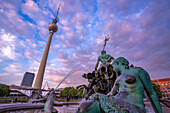 Blick auf den Berliner Fernsehturm und den Neptunbrunnen in der Abenddämmerung, Panoramastraße,Berlin,Deutschland,Europa