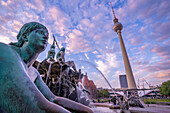 Blick auf Berliner Fernsehturm und Neptunbrunnen in der Abenddämmerung,Panoramastrasse,Berlin,Deutschland,Europa