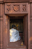 Priester bei einem Ritual in einem Tempel im Ökodorf Goverdan, Maharashtra, Indien, Asien