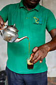 Mann gießt Tee in Kaolack, Senegal, Westafrika, Afrika