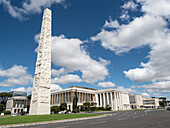 Obelisk in der Mitte der Piazza Marconi,Faschistische Architektur,EUR Bezirk,Rom,Latium,Italien,Europa
