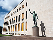 Bronzestatue Genio dello Sport vor dem Palazzo degli Uffici, faschistische Architektur, EUR District, Rom, Latium, Italien, Europa