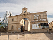 Eingang zum Kulturzentrum Parc Des Ateliers mit Gehrys LUMA-Turm dahinter, Arles, Provence, Frankreich, Europa