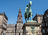 Christiansborgs Palace, Sitz des dänischen Parlaments, mit Statue von König Frederik VII, Kopenhagen, Dänemark, Skandinavien, Europa