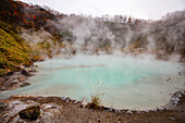Dampfender türkisblauer vulkanischer Teich im Höllental, Noboribetsu, Hokkaido, Japan, Asien