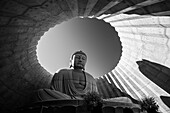 Schwarz-Weiß-Aufnahme einer Buddha-Statue in kreisförmiger Architektur, Hügel des Buddha, Sapporo, Hokkaido, Japan, Asien