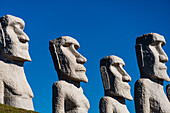 Moai-Statuen vor blauem Himmel, Friedhof Makomanai Takino, Hügel des Buddha, Sapporo, Hokkaido, Japan, Asien