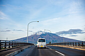 Roadtrip, Vulkangipfel und eine Autobahn, Hokkaido, Japan, Asien