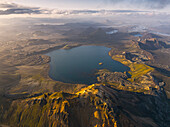 Luftaufnahme einer Drohne von der Naturlandschaft im Landmannaugar-Gebiet an einem Sommertag,Island,Polarregionen