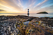 Trwyn Du Leuchtturm bei Sonnenuntergang im Sommer,Beaumaris,Wales,Großbritannien,Vereinigtes Königreich,Europa