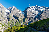 Wanderer wandert auf dem Sommerweg, umgeben von Schweizer Gletschern,Oeschinensee,Kandersteg,Kanton Bern,Schweiz,Europa