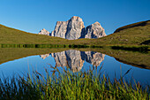 Der Berg Pelmo spiegelt sich im Wasser des Baste-Sees, Giau-Pass, Dolomiten von Belluno, Venetien, Italien, Europa