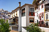 Straße mit weißen Häusern in Setenil de las Bodegas, Region Pueblos Blancos, Andalusien, Spanien, Europa
