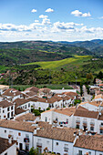 Traditionelle weiße Häuser von Zahara de la Sierra in der Region Pueblos Blancos, Andalusien, Spanien, Europa