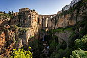 Blick mit schöner Brücke und Wasserfall, ein traditionelles weißes Dorf, Ronda, Pueblos Blancos, Andalusien, Spanien, Europa