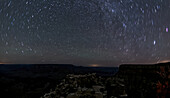 Der Wirbel der Sterne am Nachthimmel über dem Grand Canyon South Rim vom Moran Point aus gesehen, Grand Canyon National Park, UNESCO-Welterbe, Arizona, Vereinigte Staaten von Amerika, Nordamerika