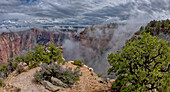 Dampfartiger Nebel, der aus dem Grand Canyon South Rim östlich des Grandview Point aufsteigt, Grand Canyon National Park, UNESCO-Weltnaturerbe, Arizona, Vereinigte Staaten von Amerika, Nordamerika