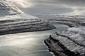 Schneebedeckte Berge entlang des Funningur Fjords, Eysturoy Island, Färöer Inseln, Dänemark, Europa