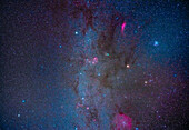 Komet C/2022 E3 (ZTF) im Sternbild Auriga in der Nacht des 8. Februar 2023. Der Komet ist das kleine cyanfarbene Glühen oberhalb der Mitte. Er befand sich technisch gesehen in Auriga, bewegte sich aber nach Süden in den Stier und vor die Stier-Dunkelwolken hier in der Mitte. Der Mars ist das helle orangefarbene Objekt rechts von der Mitte.