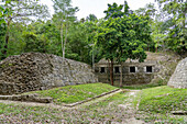 Ballspielplatz I auf der Plaza D der Maya-Ruinen im Yaxha-Nakun-Naranjo-Nationalpark, Guatemala. Struktur 389 auf der südlichen Akropolis dahinter.