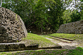 Ballspielplatz 1 auf der Plaza D der Maya-Ruinen im Yaxha-Nakun-Naranjo-Nationalpark, Guatemala.