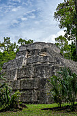 Struktur 1 der Malergruppe oder Plaza of the Shadows in den Maya-Ruinen im Yaxha-Nakun-Naranjo-Nationalpark, Guatemala.